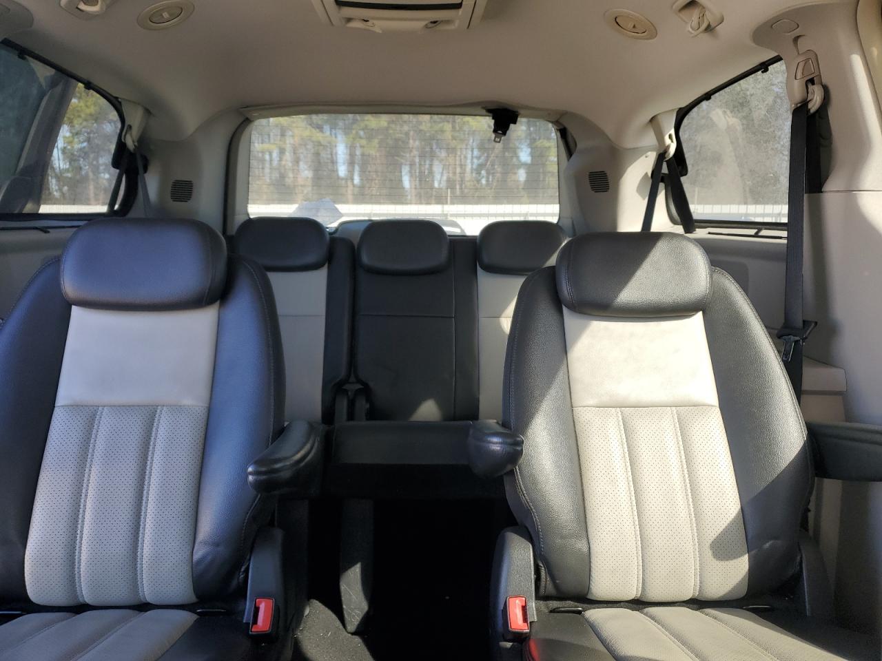 2010 Chrysler Town & Country - Image 10