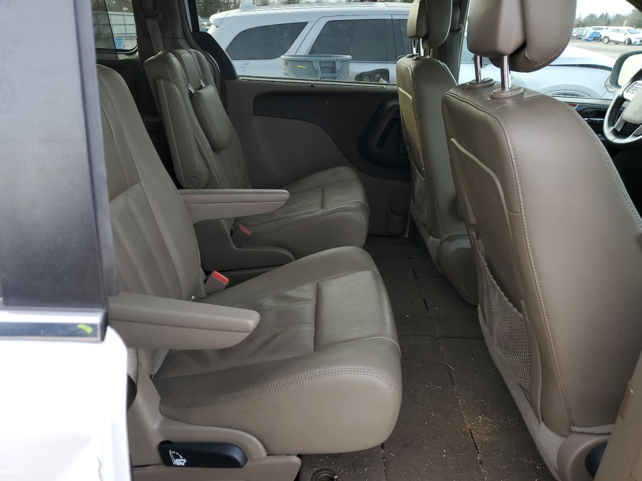2015 Chrysler Town & Country - Image 12