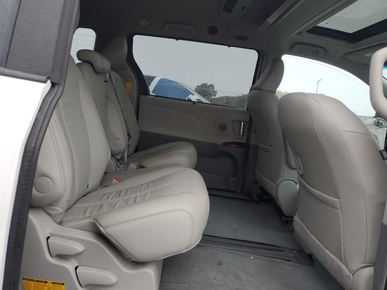 2013 Toyota Sienna - Image 11