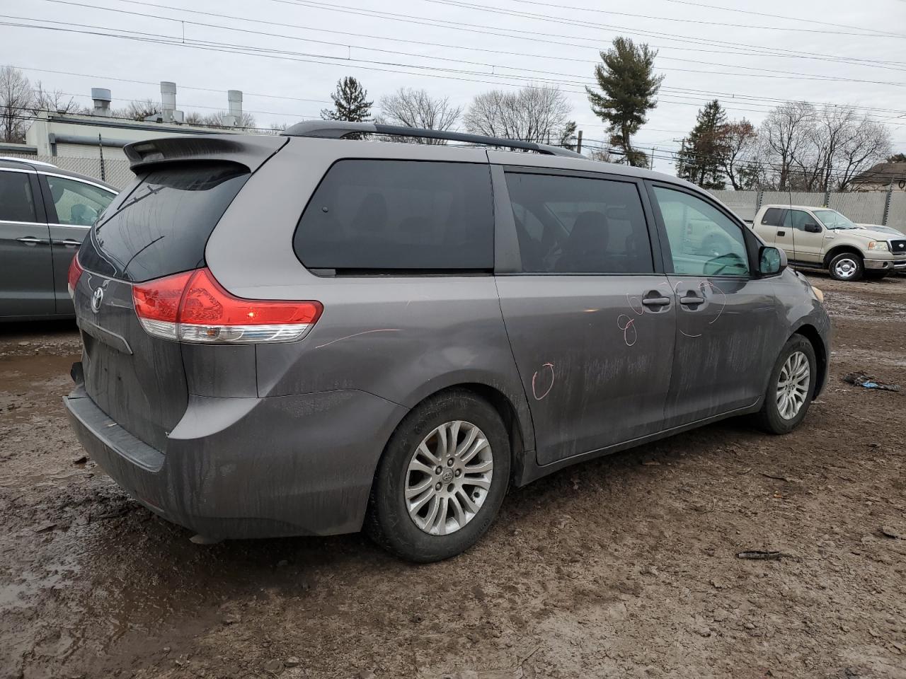 2013 Toyota Sienna - Image 3