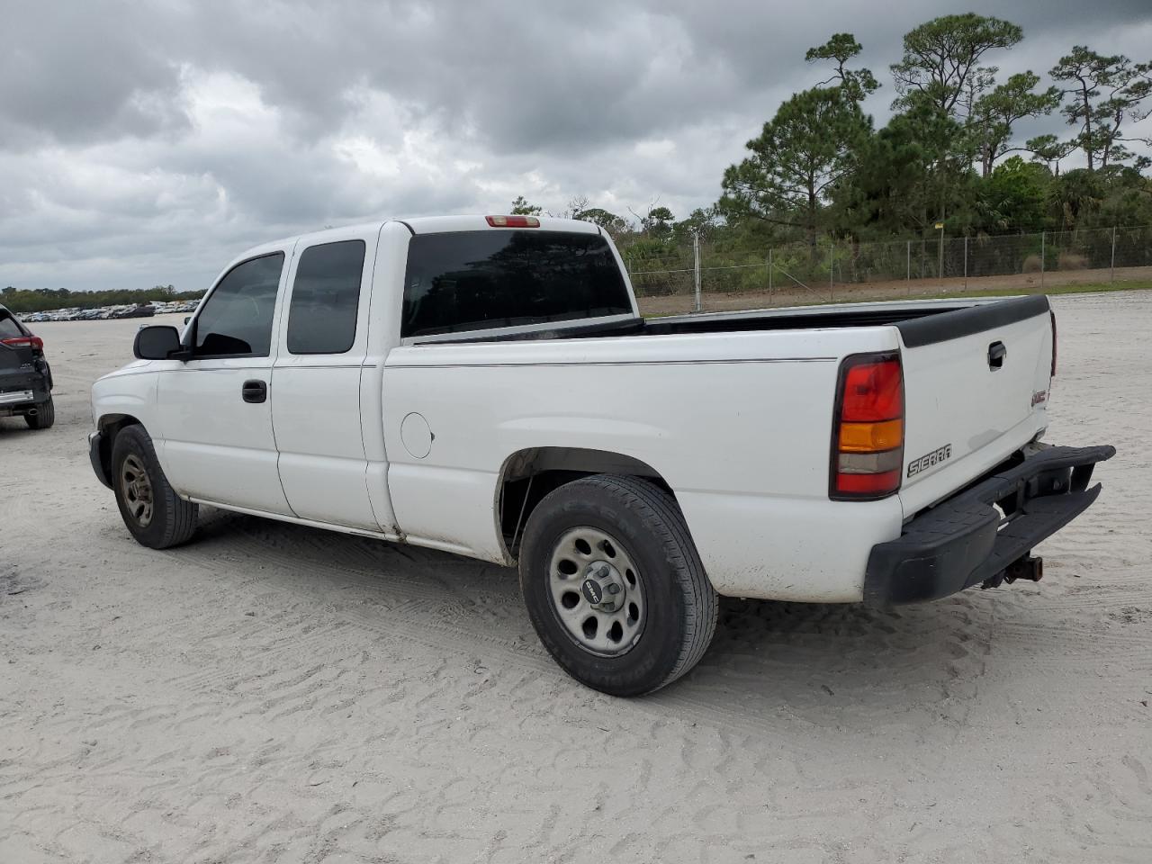 2007 GMC Sierra - Image 2