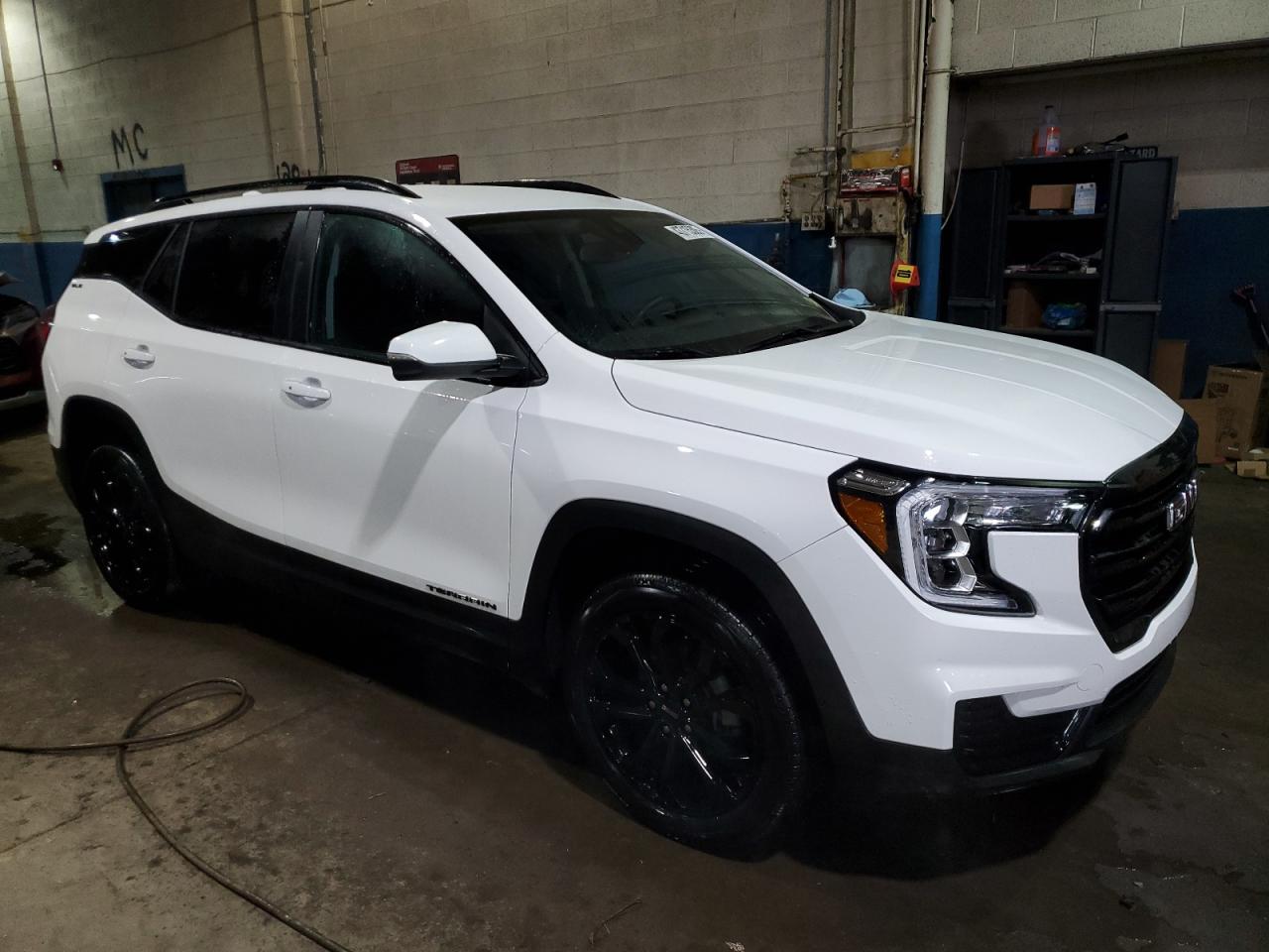 2022 GMC Terrain - Image 4