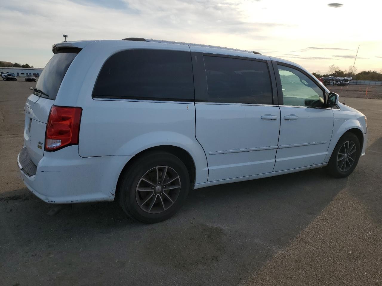 2017 Dodge Caravan - Image 3