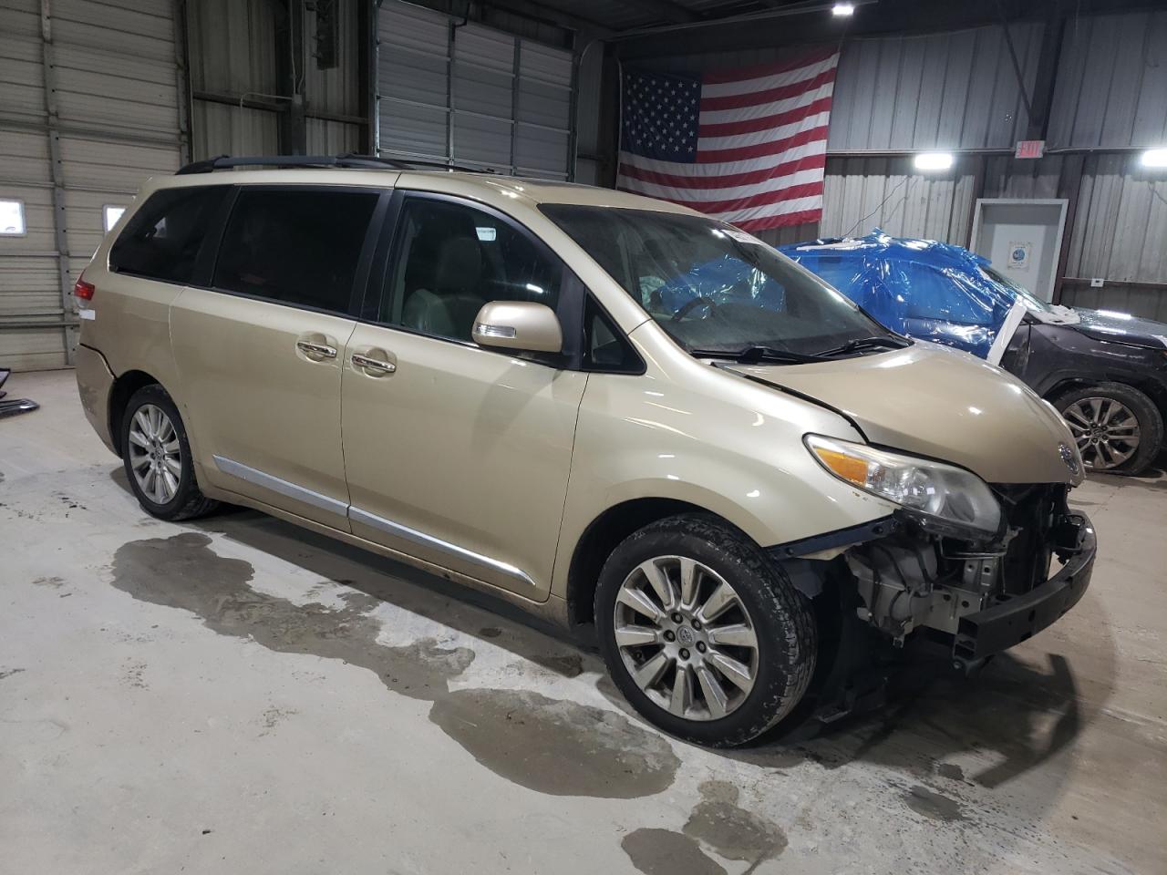 2013 Toyota Sienna - Image 4