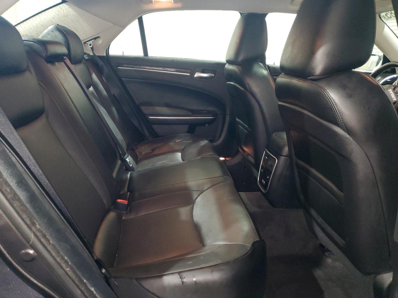2018 Chrysler 300 - Image 10