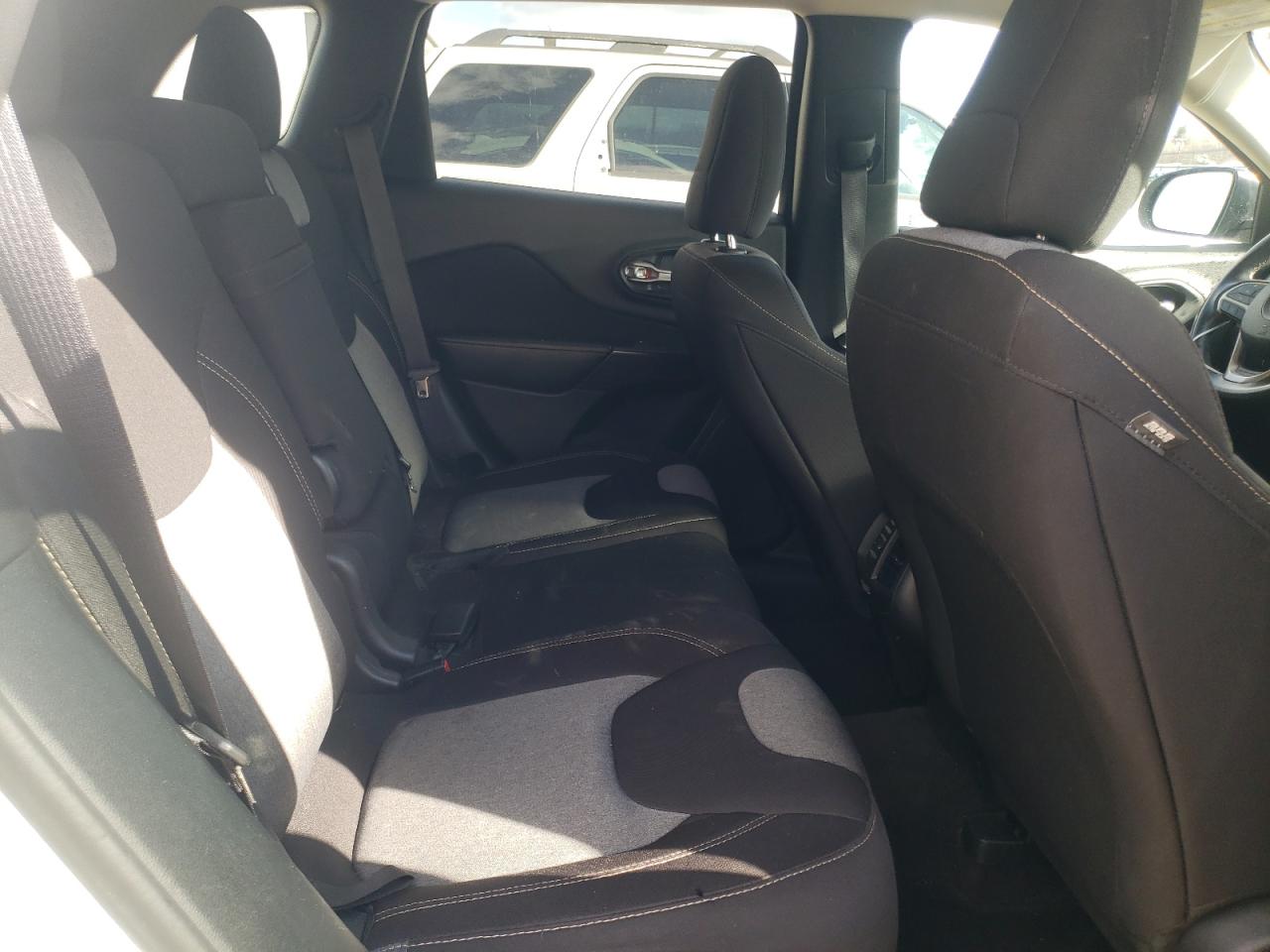 2016 Jeep Grand Cherokee - Image 11