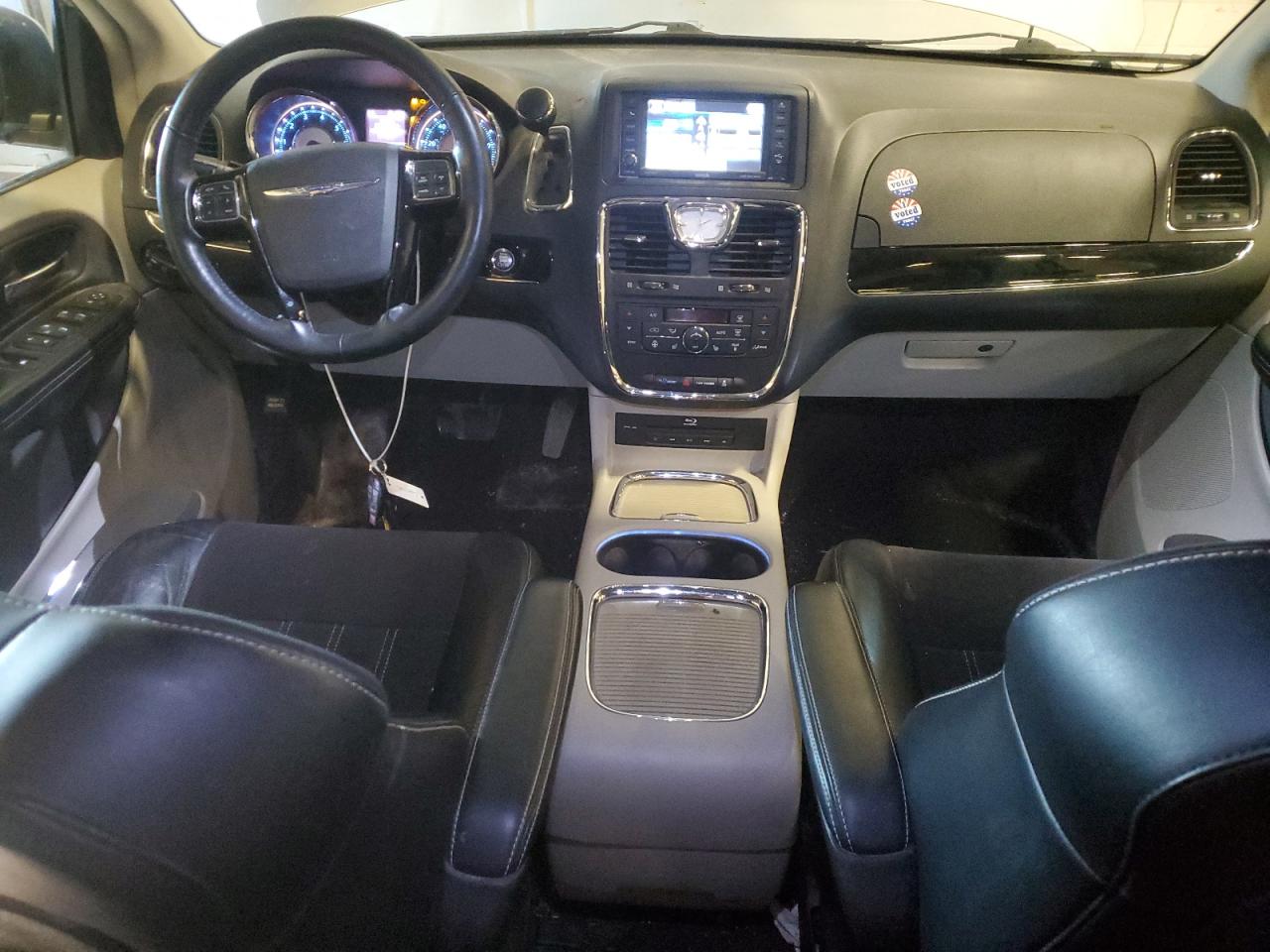 2014 Chrysler Town & Country - Image 8