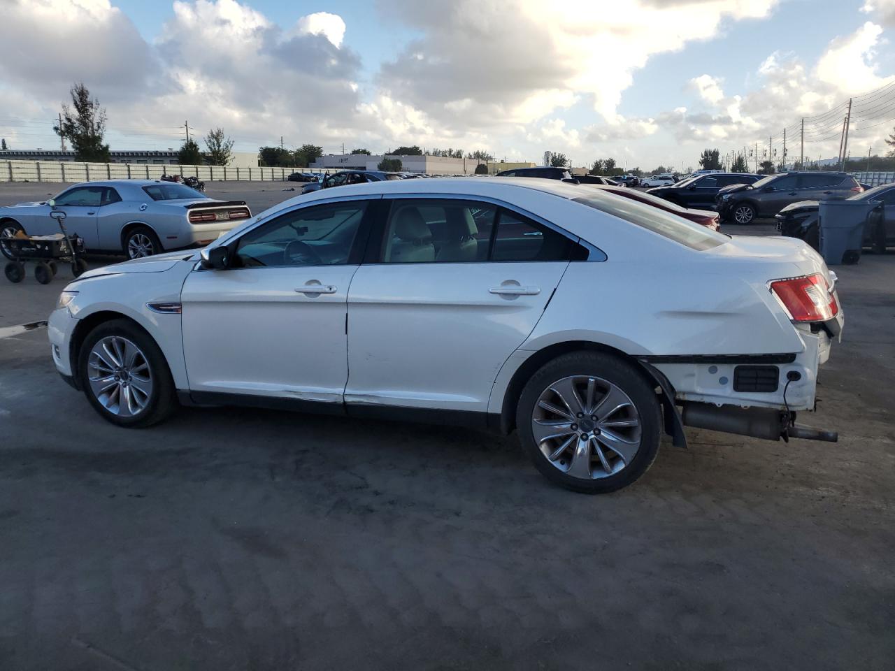 2010 Ford Taurus - Image 2