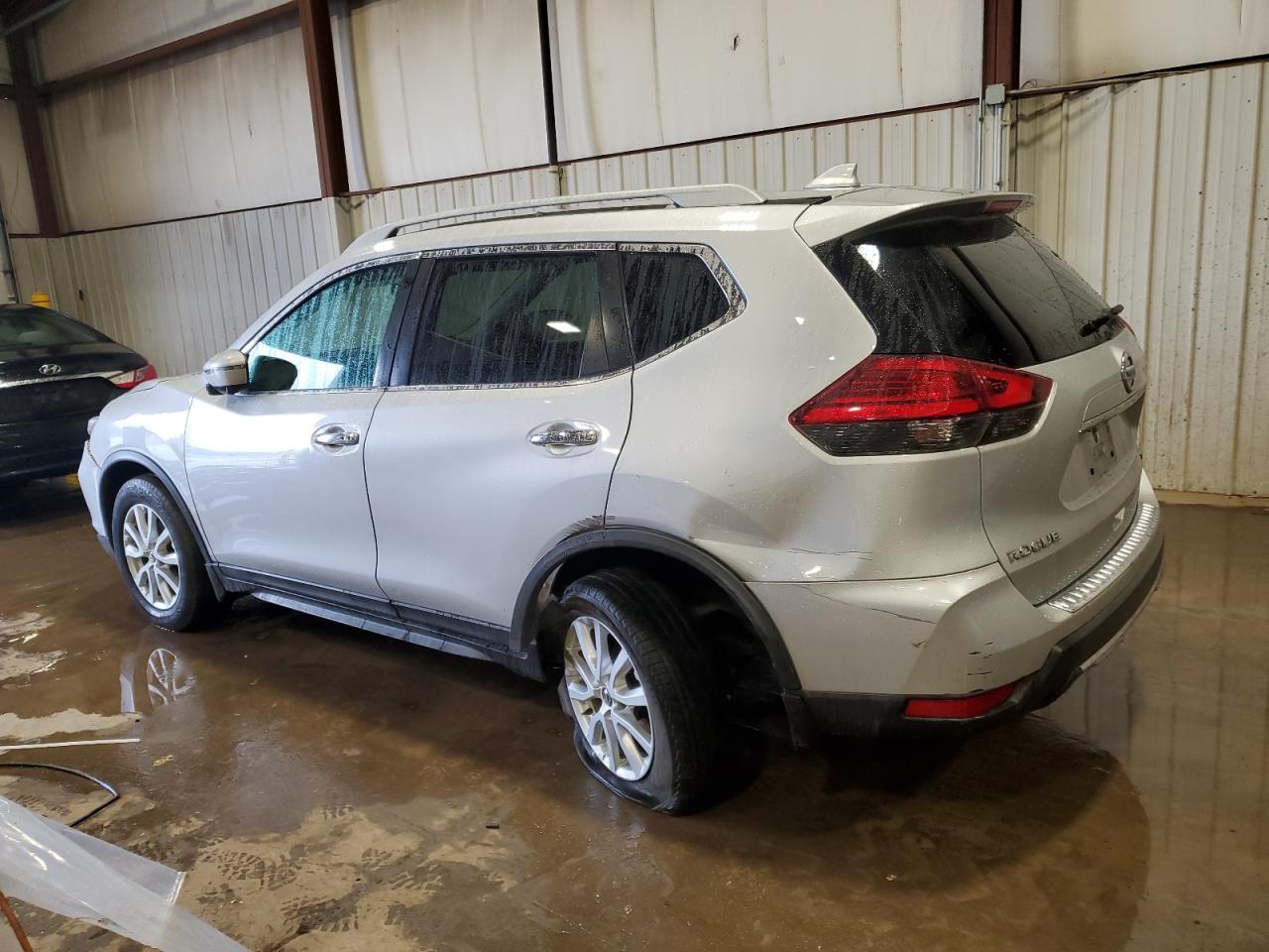 2017 Nissan Rogue - Image 2