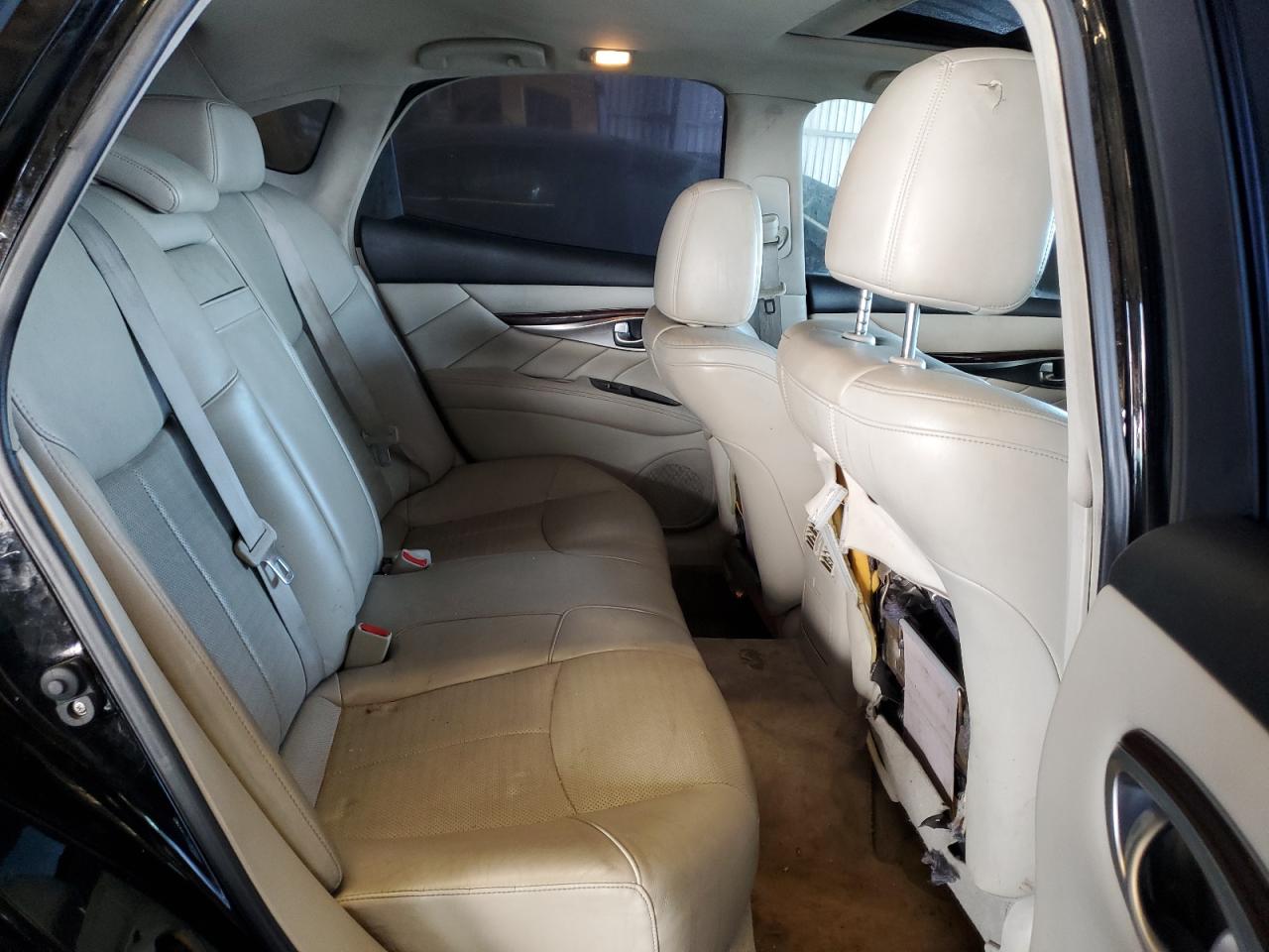 2011 Infiniti M - Image 10