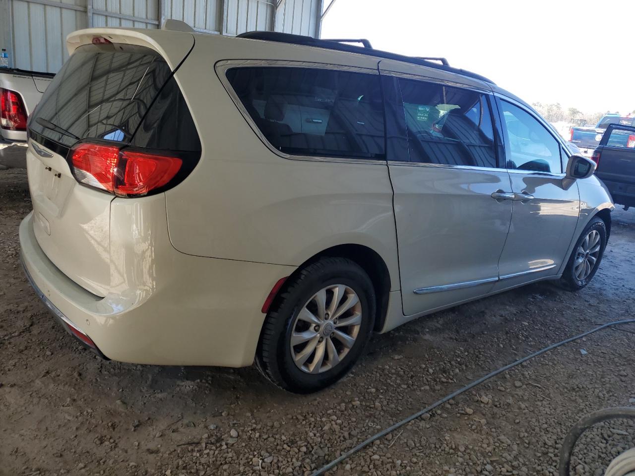 2017 Chrysler Pacifica - Image 3