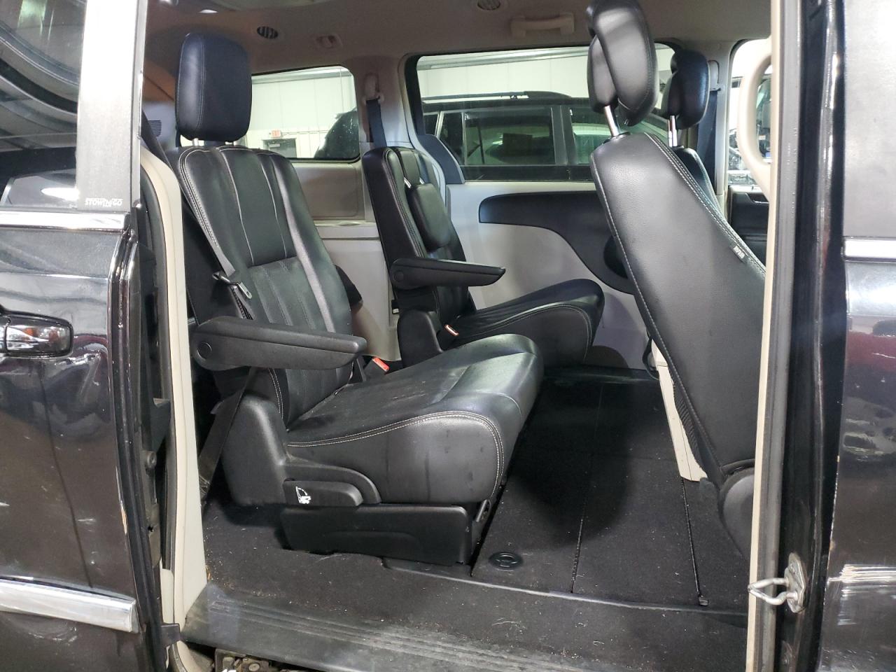 2012 Chrysler Town & Country - Image 11