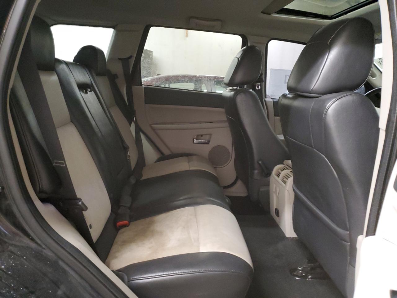 2010 Jeep Grand Cherokee - Image 11