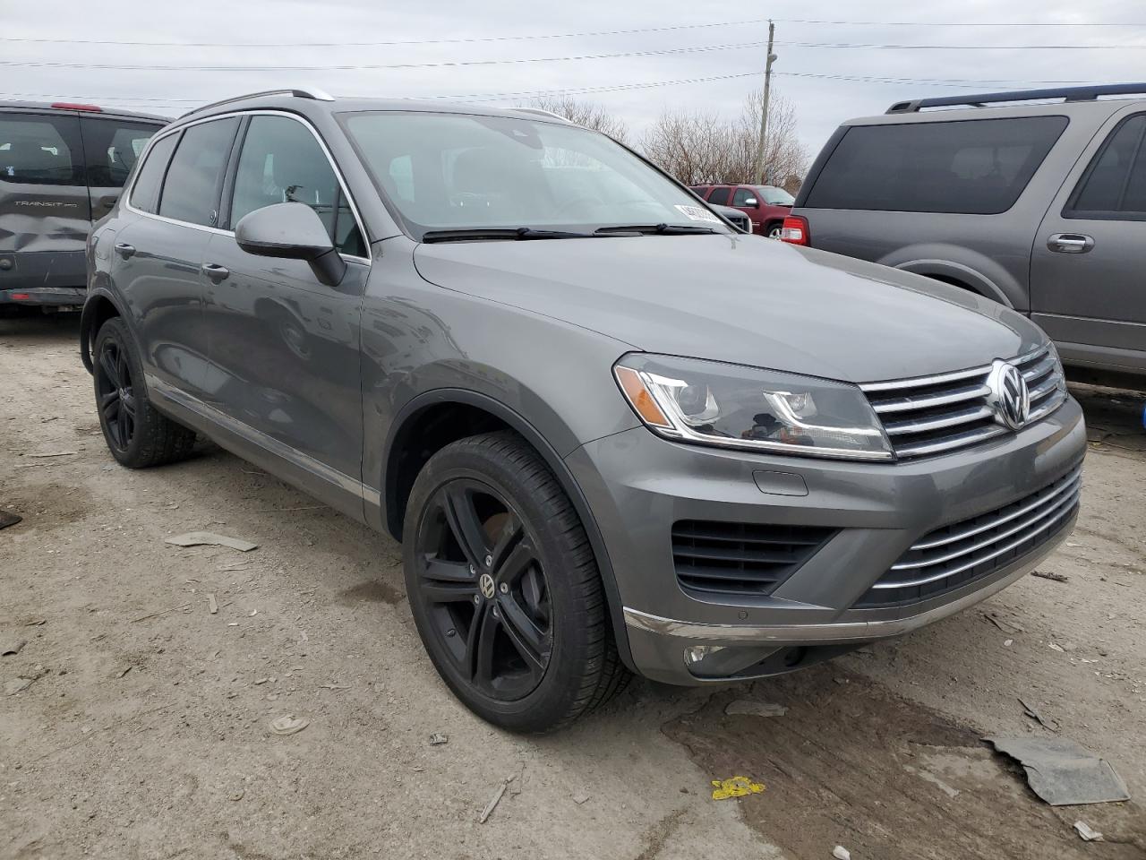 2017 Volkswagen Touareg - Image 4