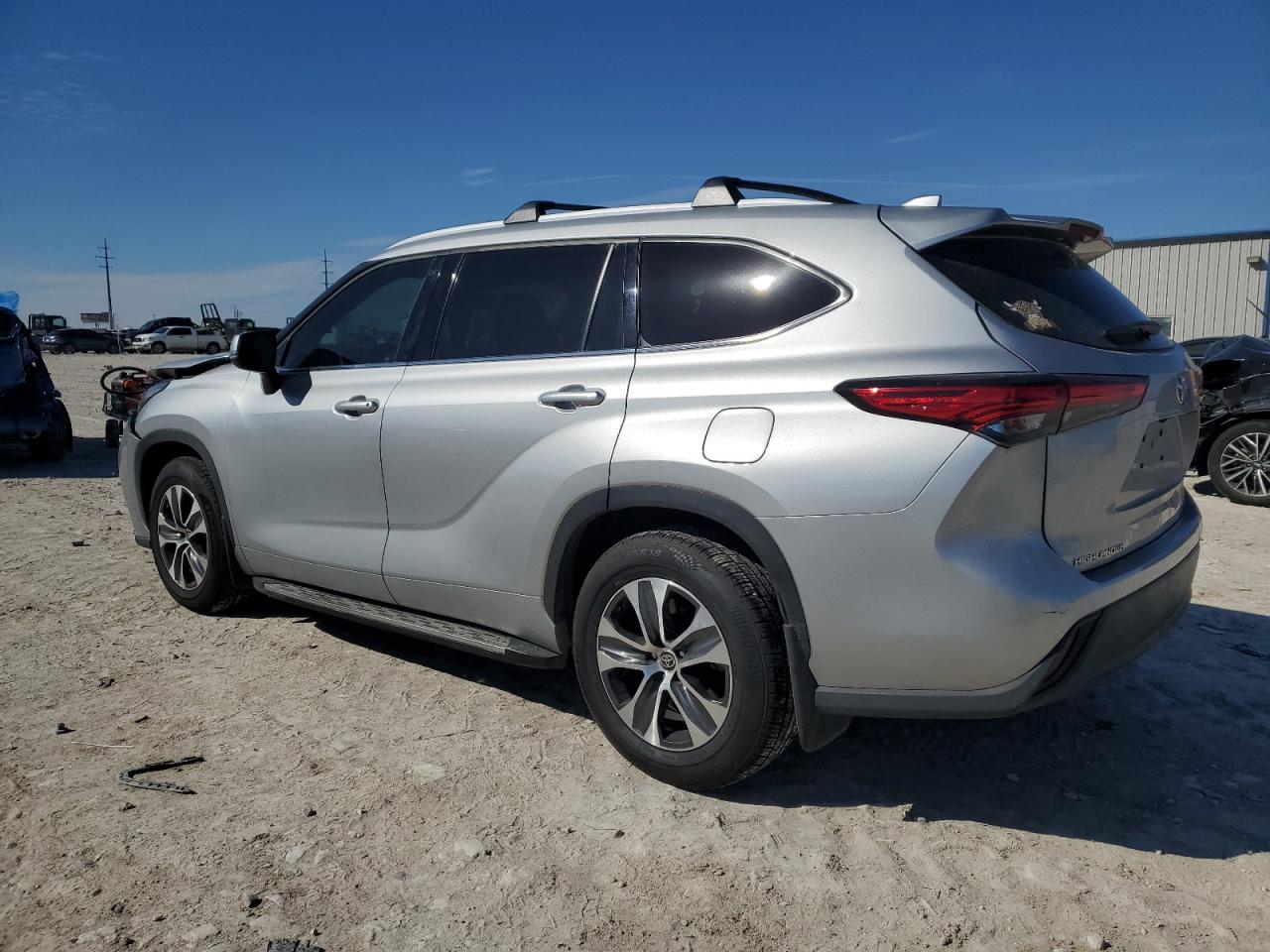 2022 Toyota Highlander - Image 2