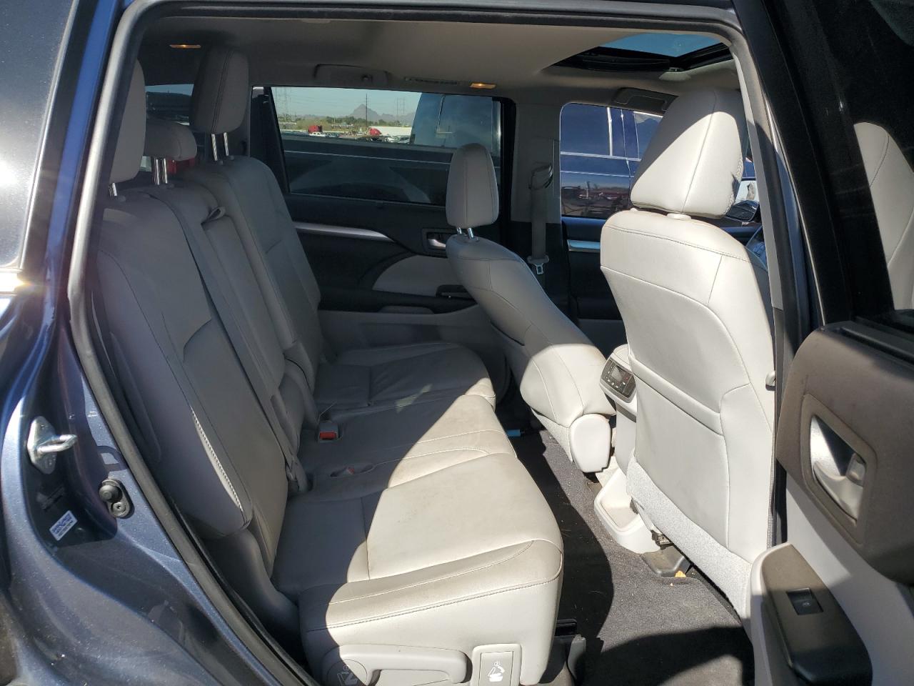 2014 Toyota Highlander - Image 10