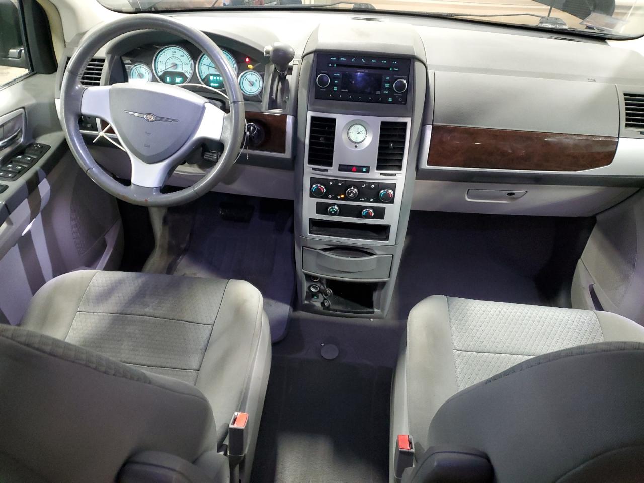 2010 Chrysler Town & Country - Image 8