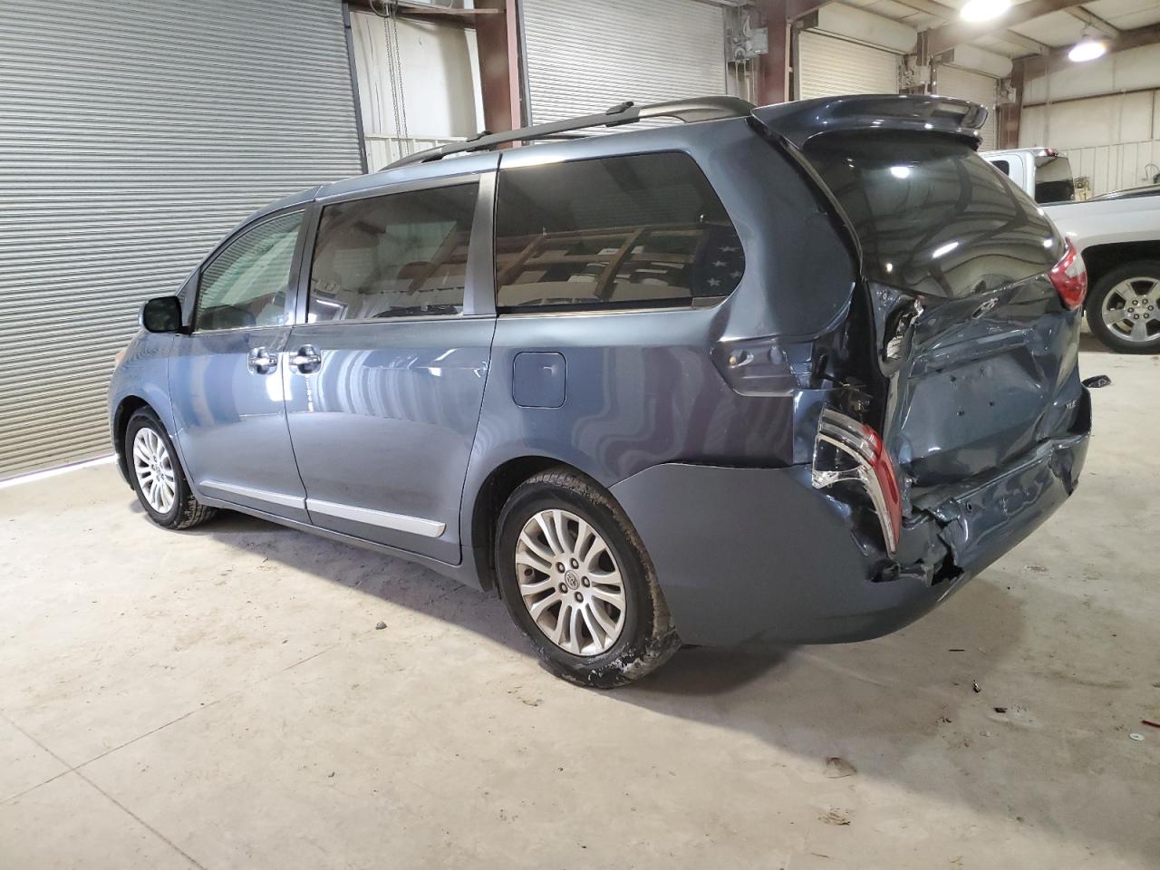 2015 Toyota Sienna - Image 2