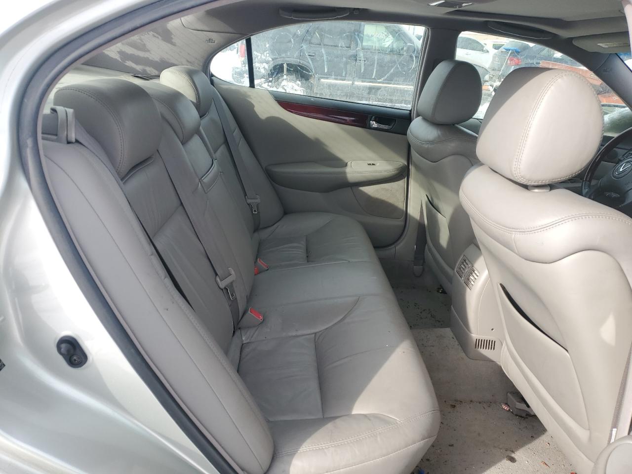 2004 Lexus ES - Image 10