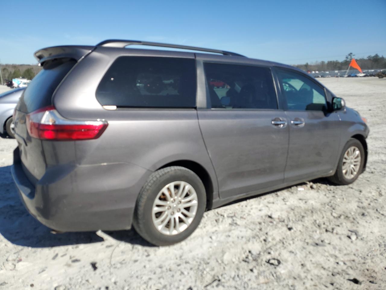 2015 Toyota Sienna - Image 3