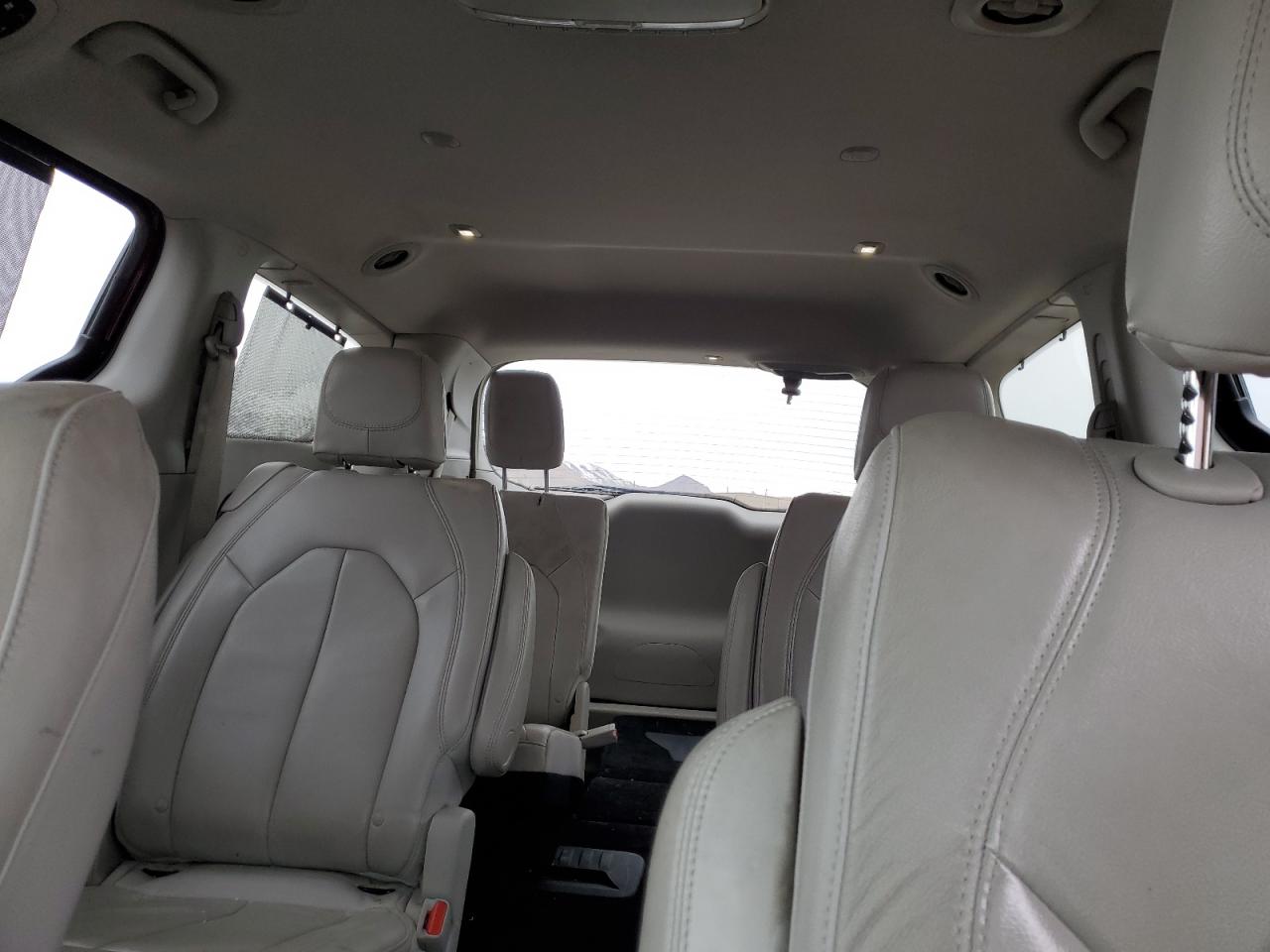 2017 Chrysler Pacifica - Image 10