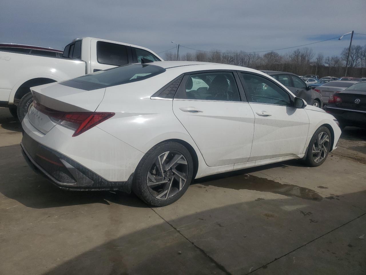 2024 Hyundai Elantra - Image 3