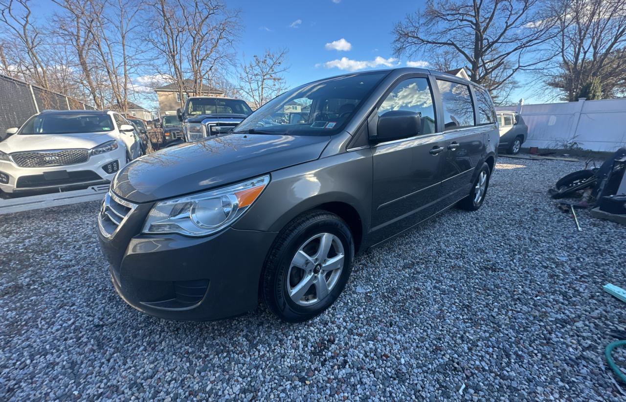 2010 Volkswagen Routan - Image 2
