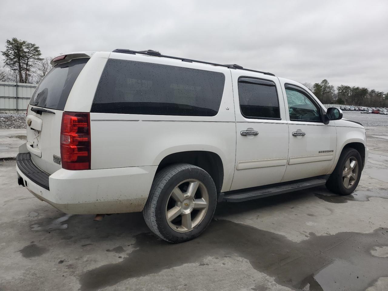 2011 Chevrolet Suburban - Image 3