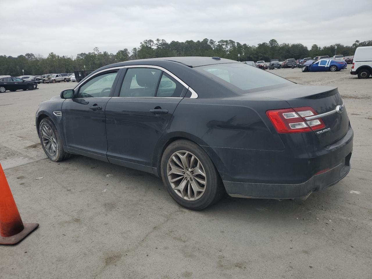 2015 Ford Taurus - Image 2
