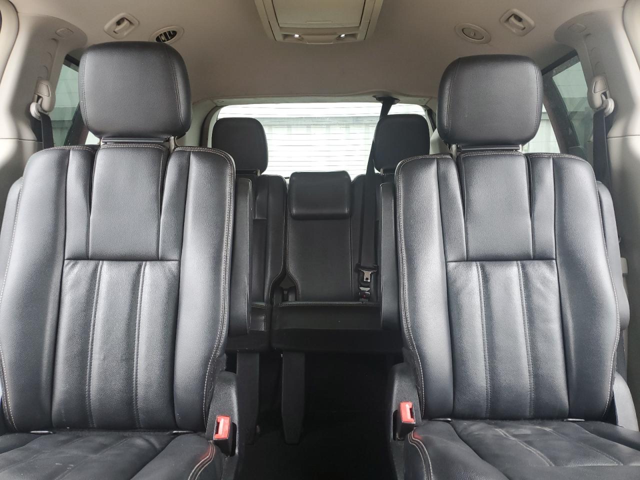 2013 Chrysler Town & Country - Image 10