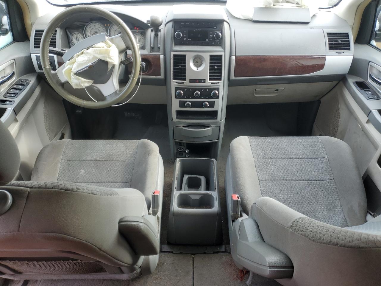 2010 Chrysler Town & Country - Image 8