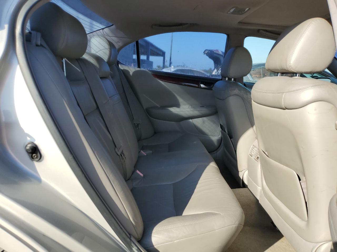 2004 Lexus ES - Image 10