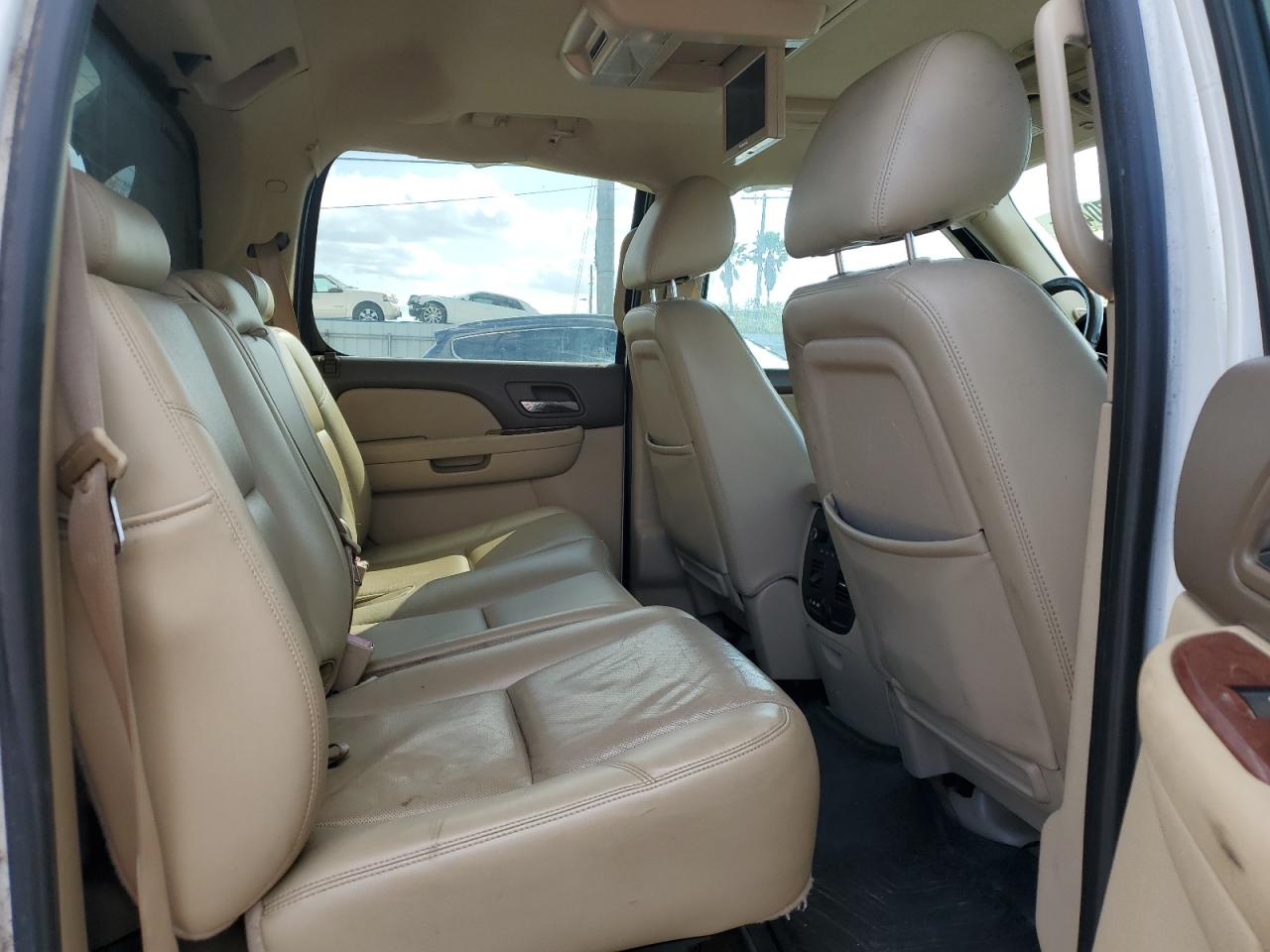 2011 Chevrolet Avalanche - Image 10