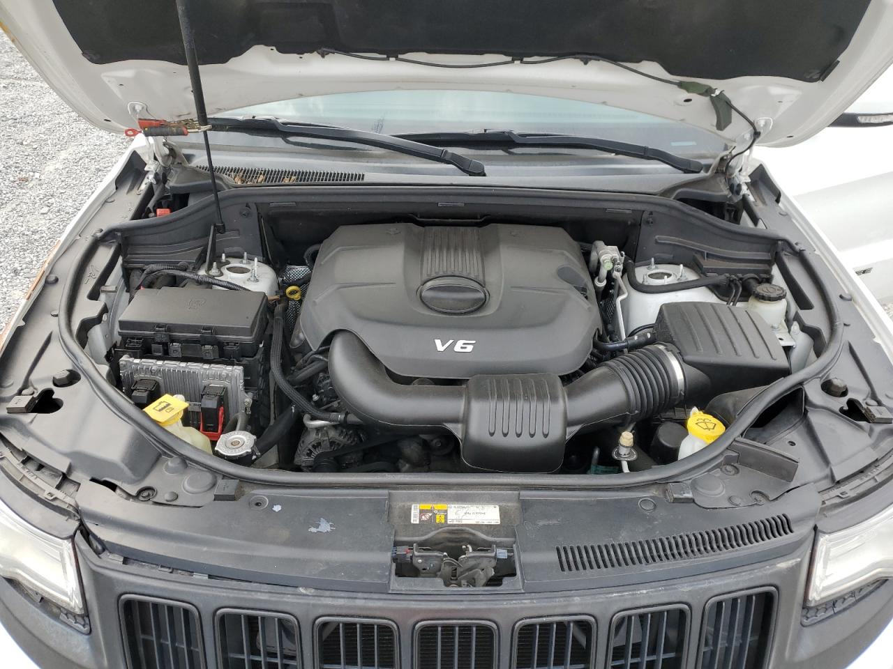 2015 Jeep Grand Cherokee - Image 13
