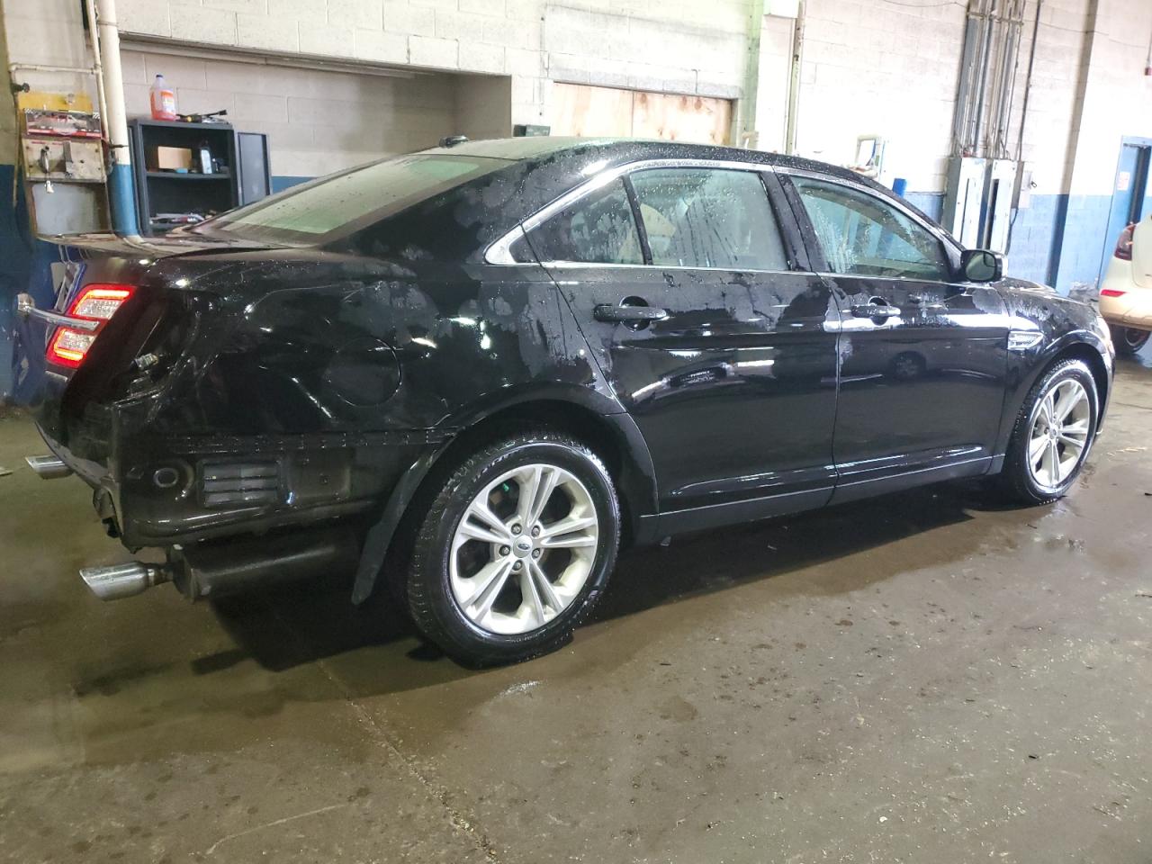 2018 Ford Taurus - Image 3