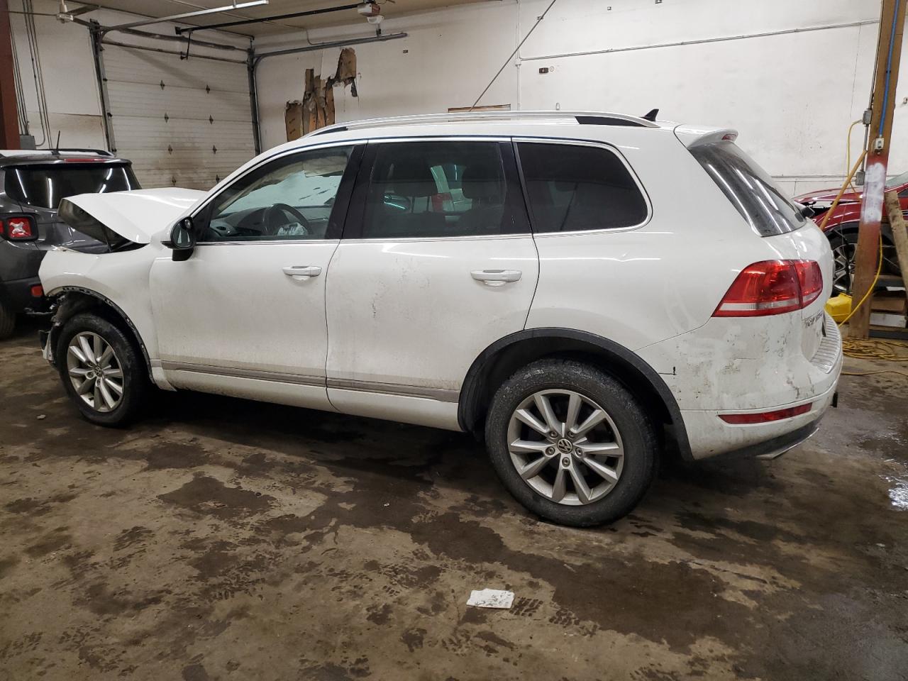 2014 Volkswagen Touareg - Image 2