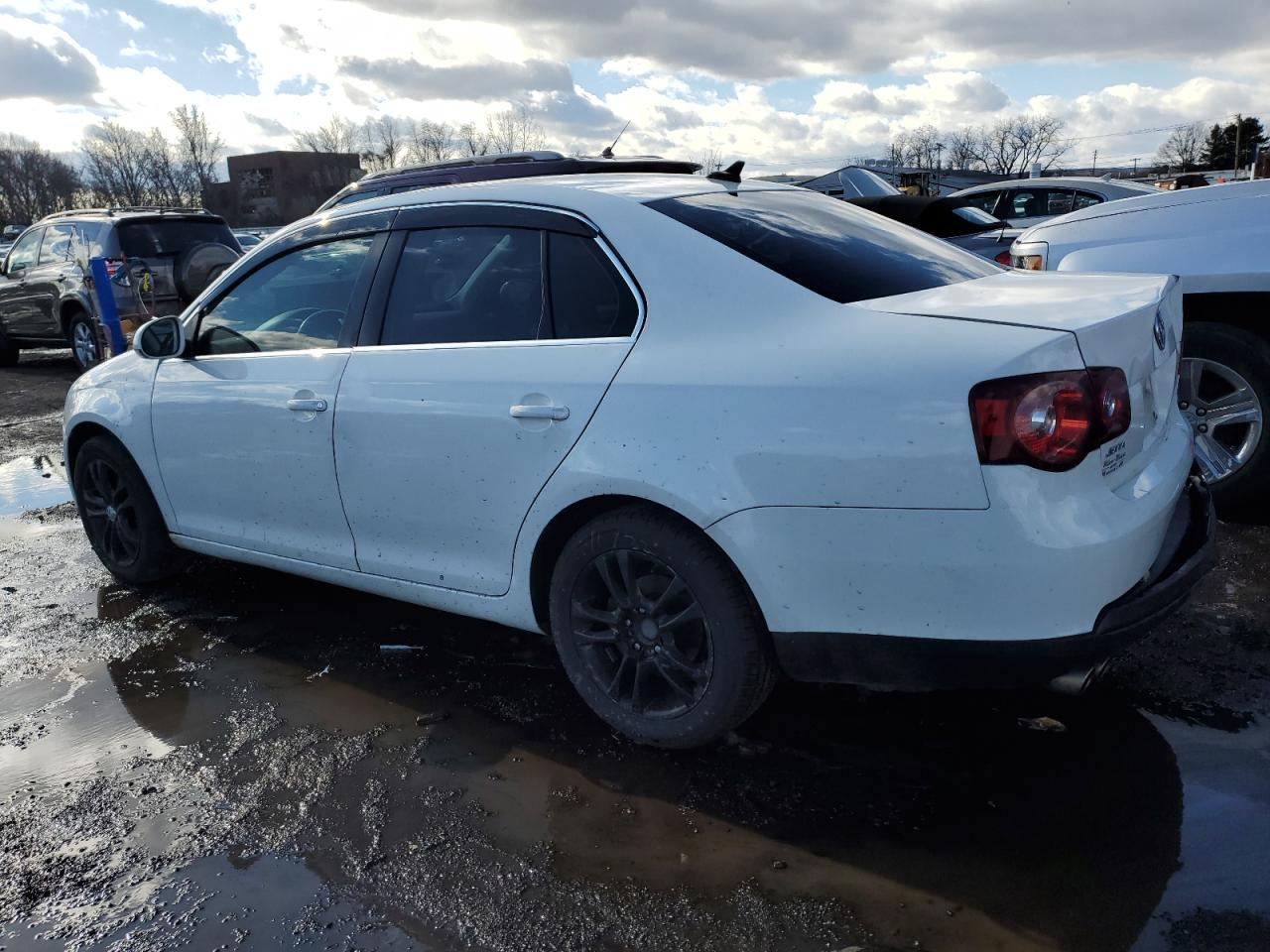2010 Volkswagen Jetta - Image 2