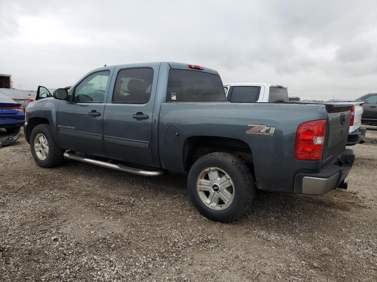 2009 Chevrolet Silverado - Image 2