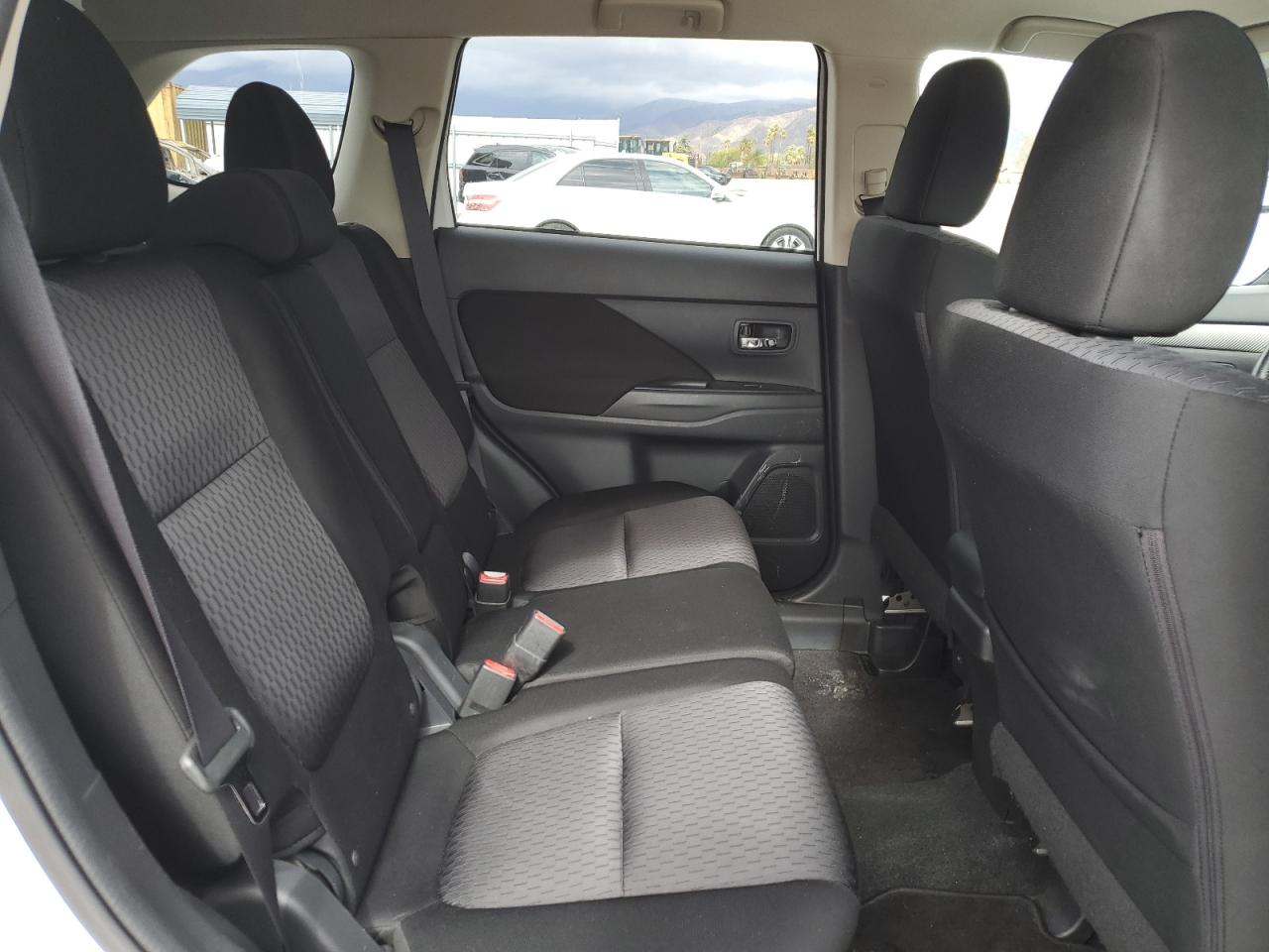 2014 Mitsubishi Outlander - Image 11