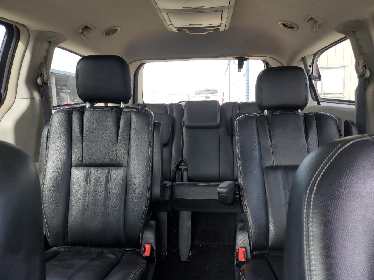 2016 Chrysler Town & Country - Image 10