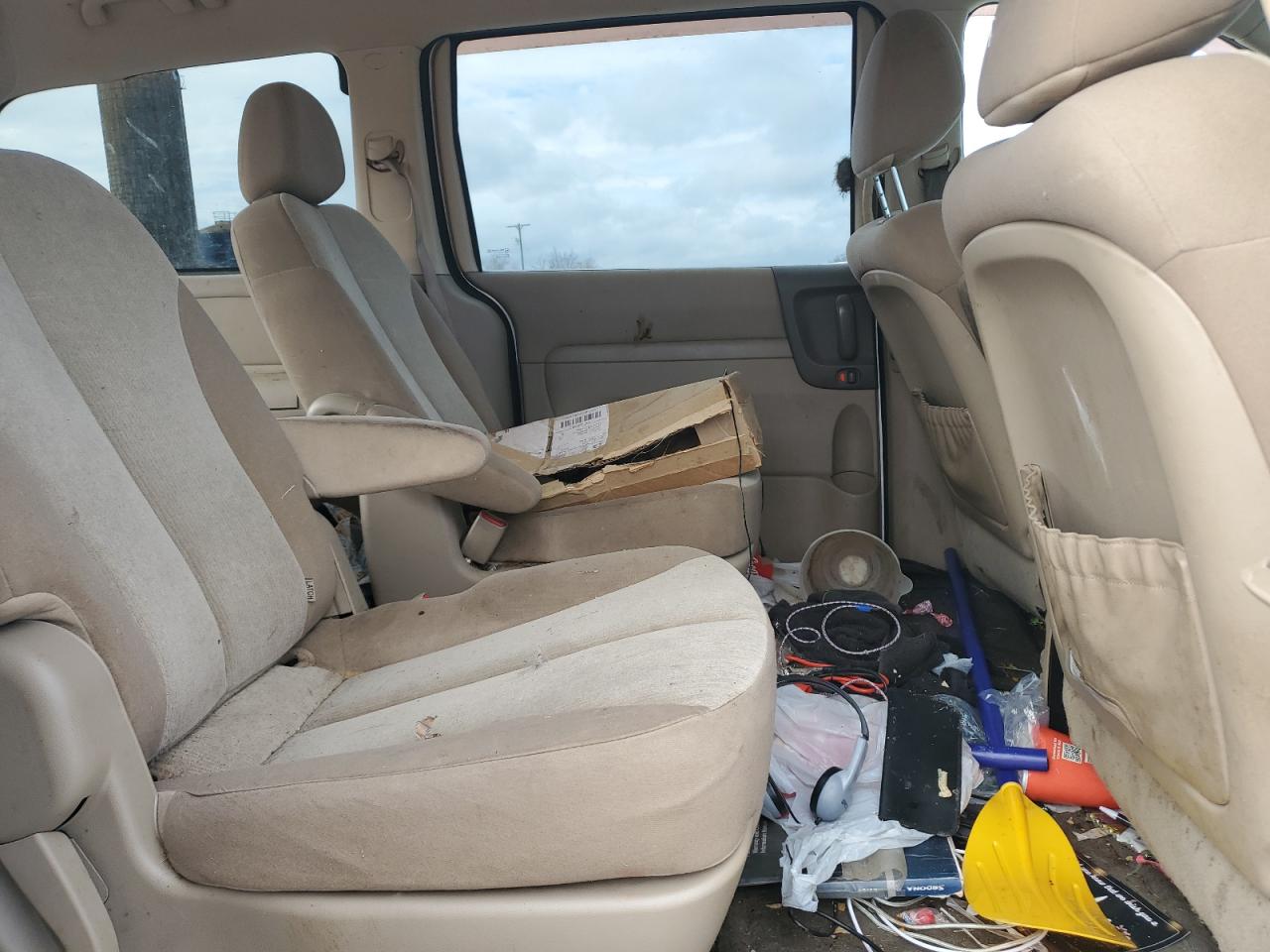 2012 Kia Sedona - Image 11