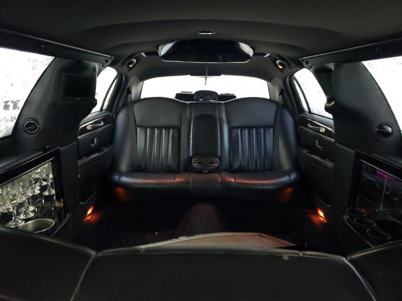 2007 Lincoln Town Car - Image 11