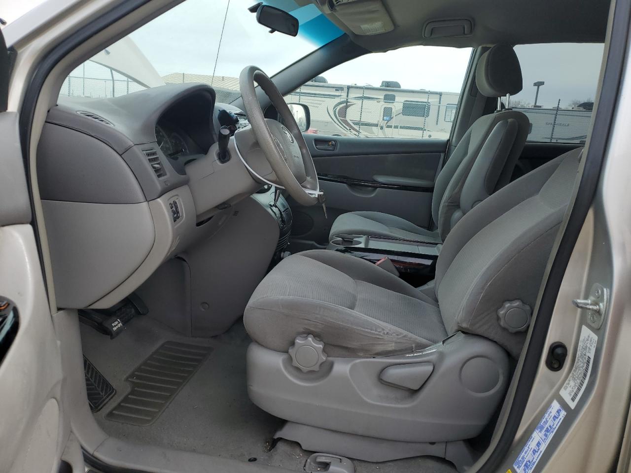 2004 Toyota Sienna - Image 7