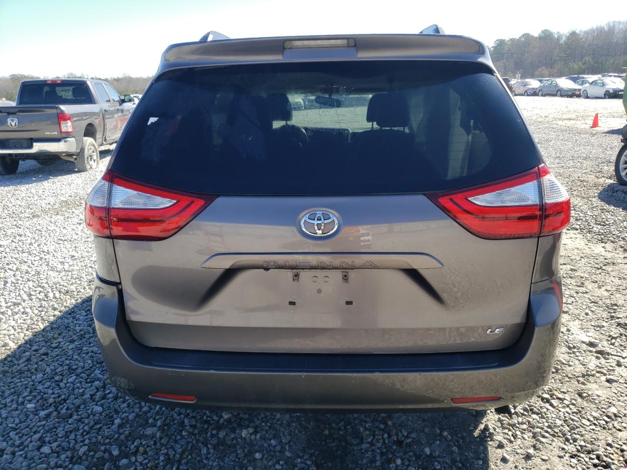 2016 Toyota Sienna - Image 6