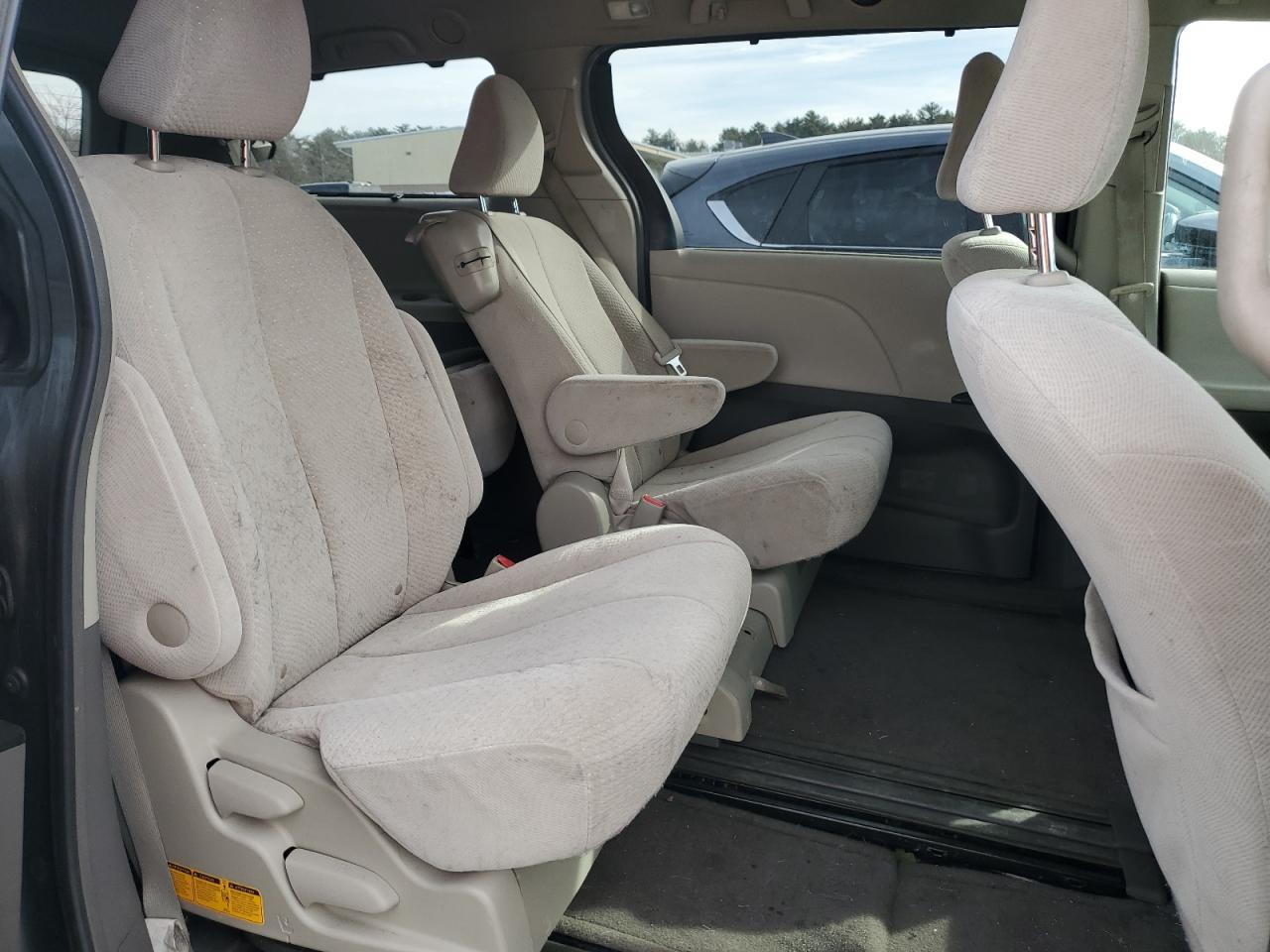 2011 Toyota Sienna - Image 11