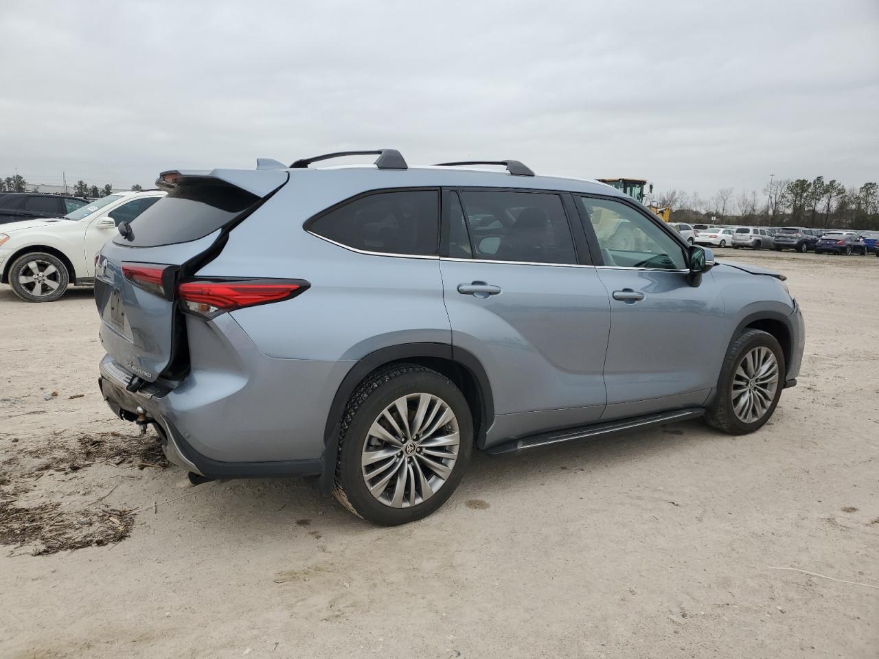 2020 Toyota Highlander - Image 3