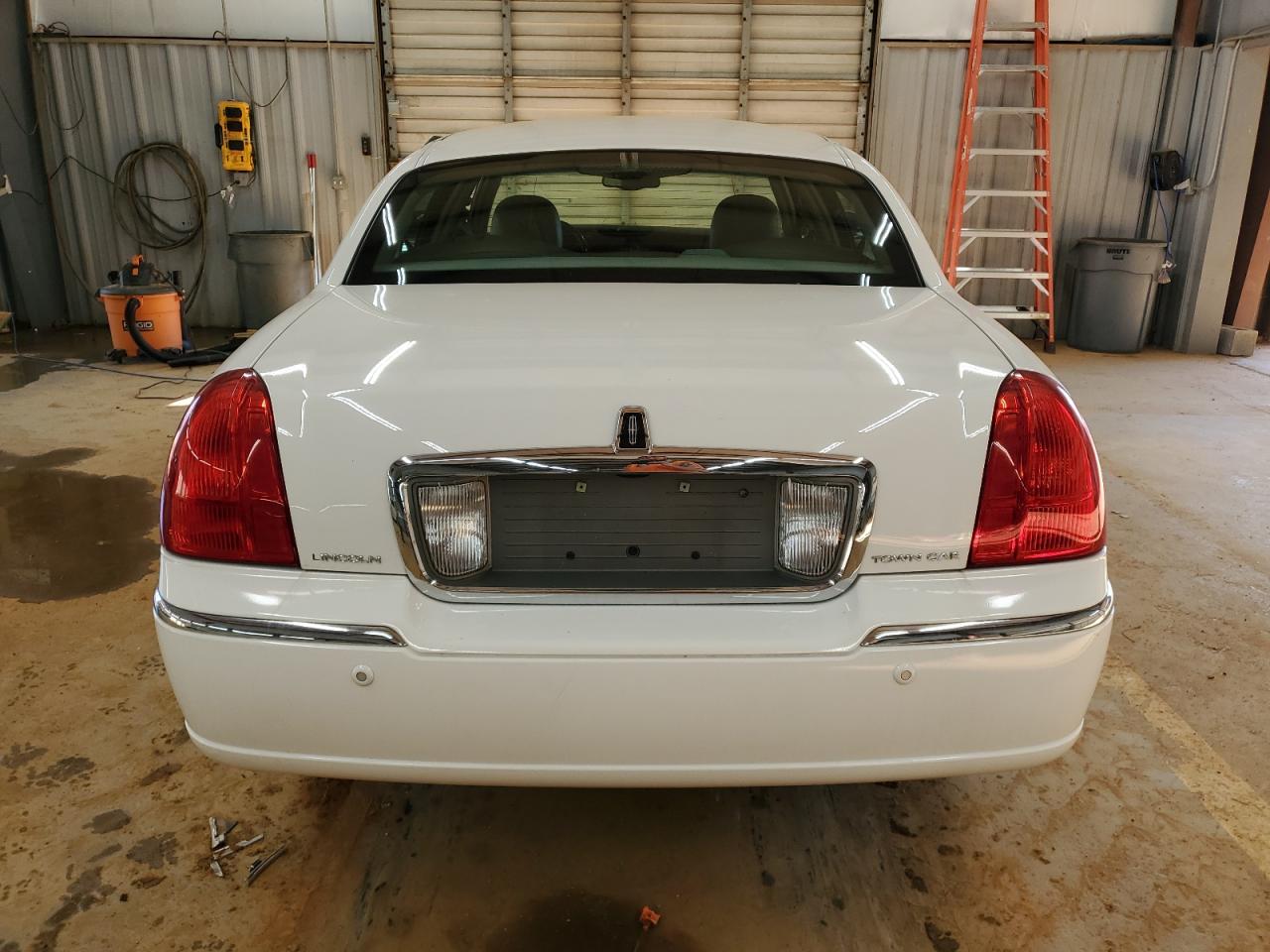 2004 Lincoln Town Car - Image 6