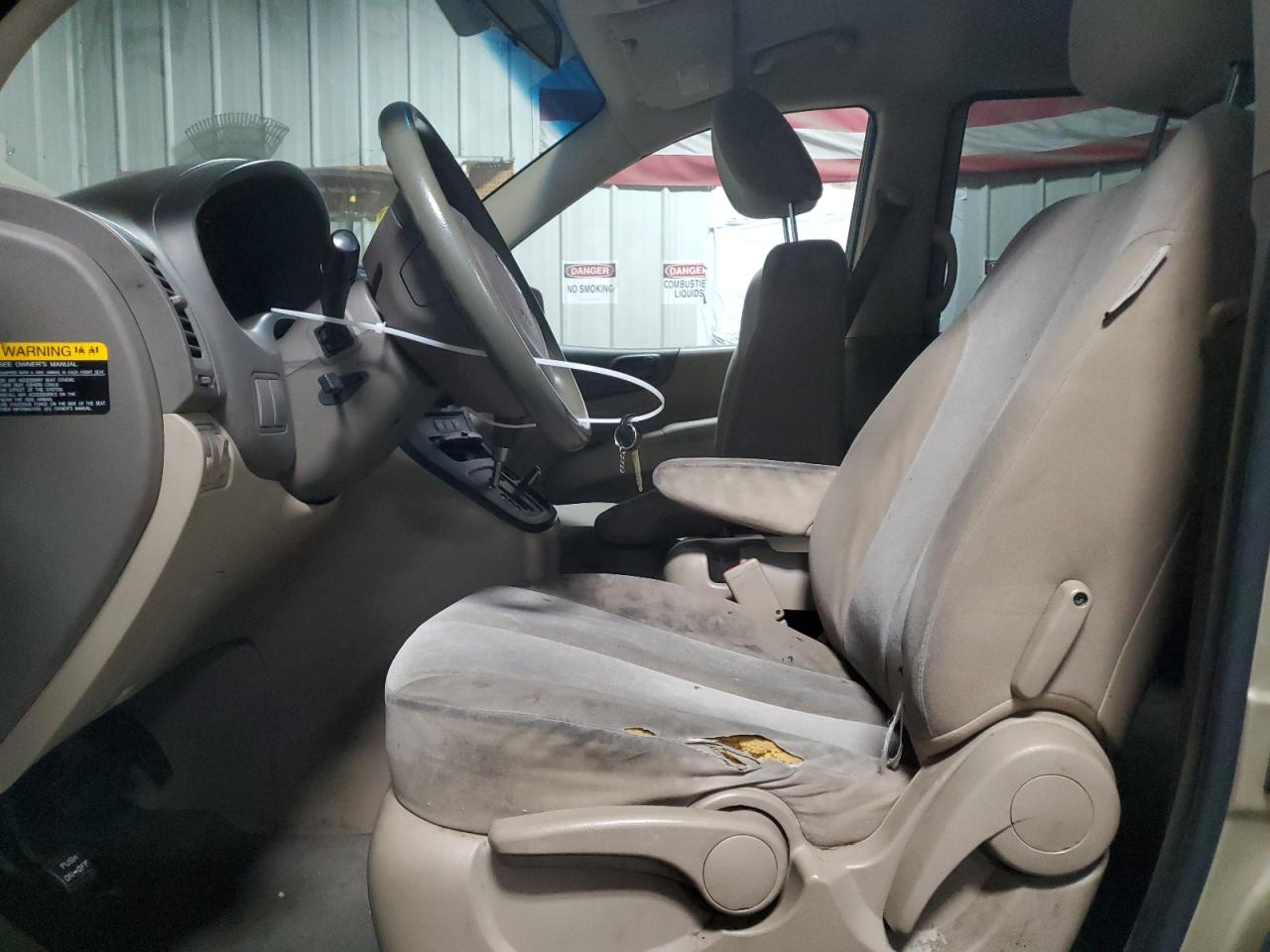 2010 Kia Sedona - Image 7