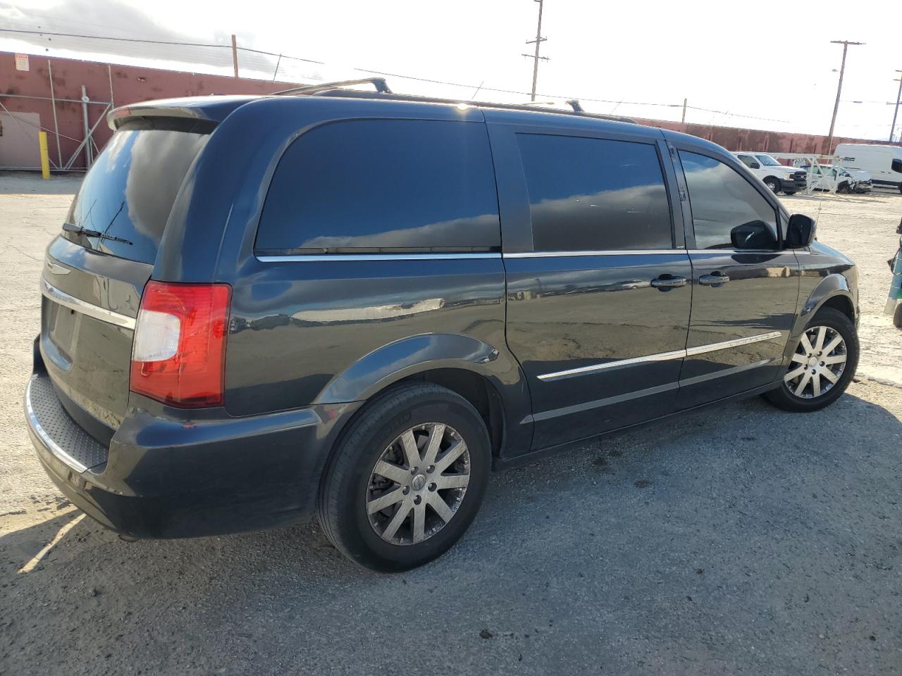 2014 Chrysler Town & Country - Image 3