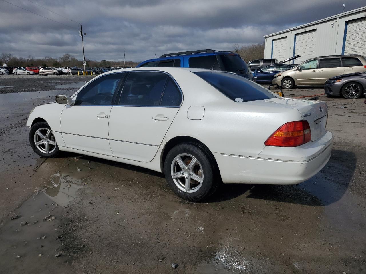 2001 Lexus LS - Image 2